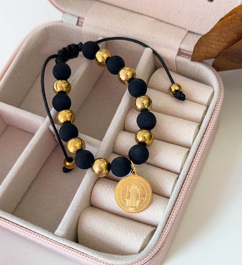 Pulsera en neopreno negro con medalla de San Benito