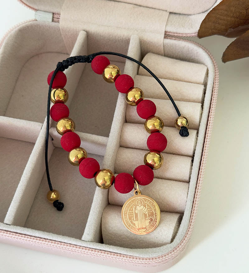 Pulsera en neopreno roja con medalla de San Benito