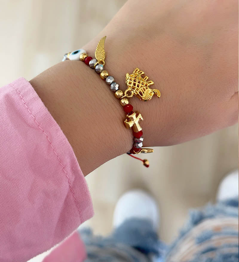 Pulsera en cristales y dijes con baño en oro