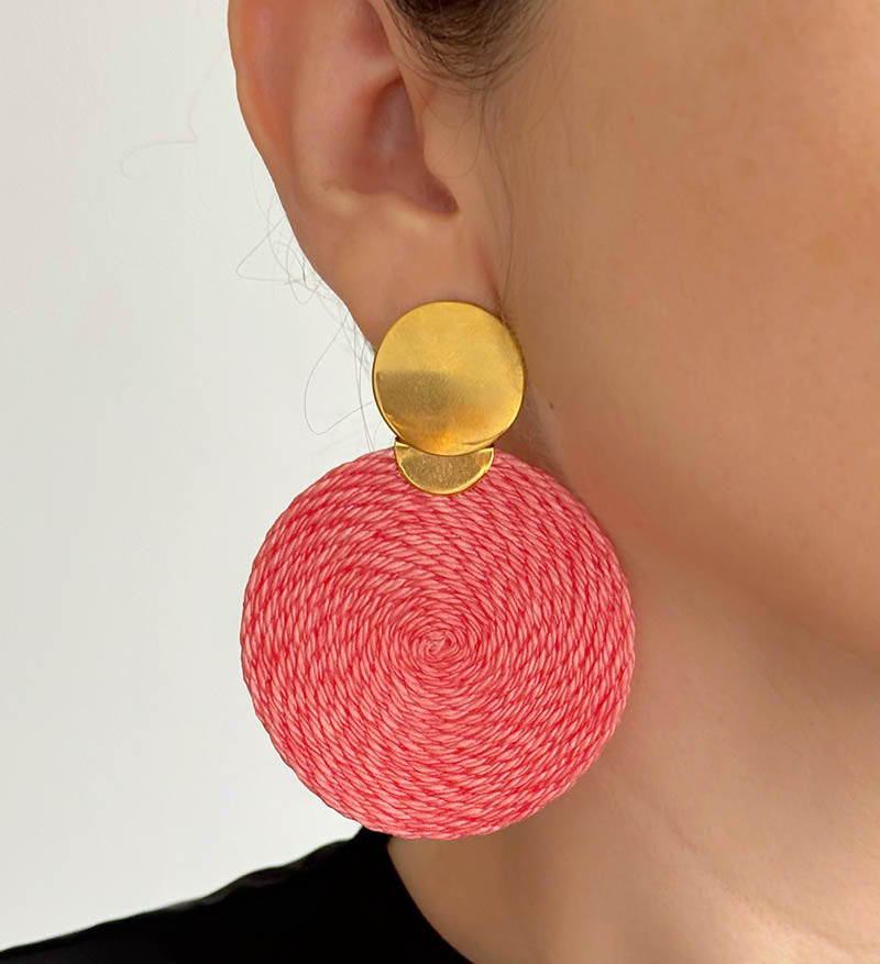 Aretes bases planas salmon con topo dorado