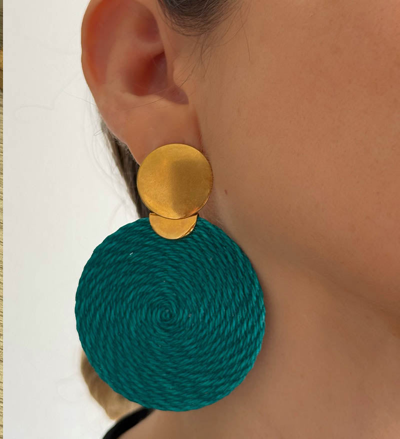 Aretes bases planas azul turquesa con topo dorado