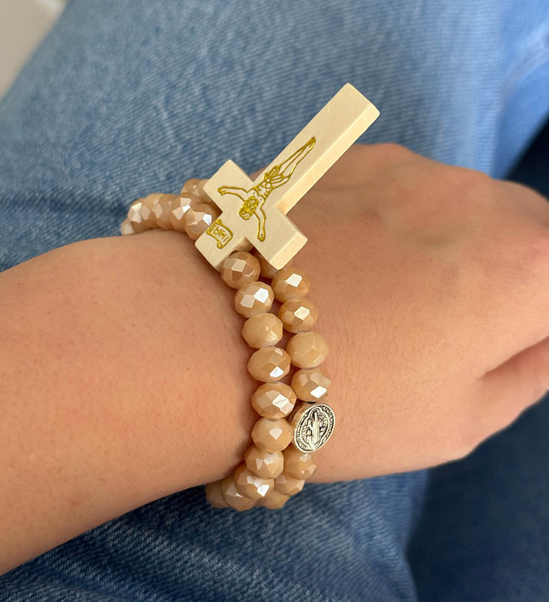 Pulsera rosario beige de mano