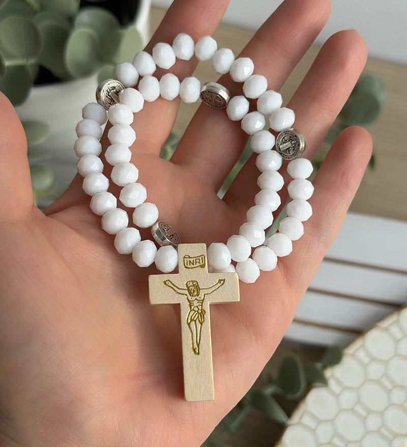 Pulsera rosario blanco de mano