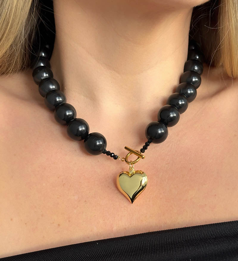 Collar negro con corazon dorado