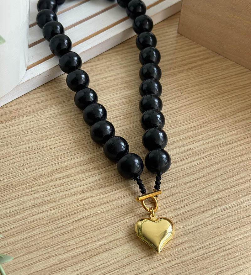 Collar negro con corazon dorado