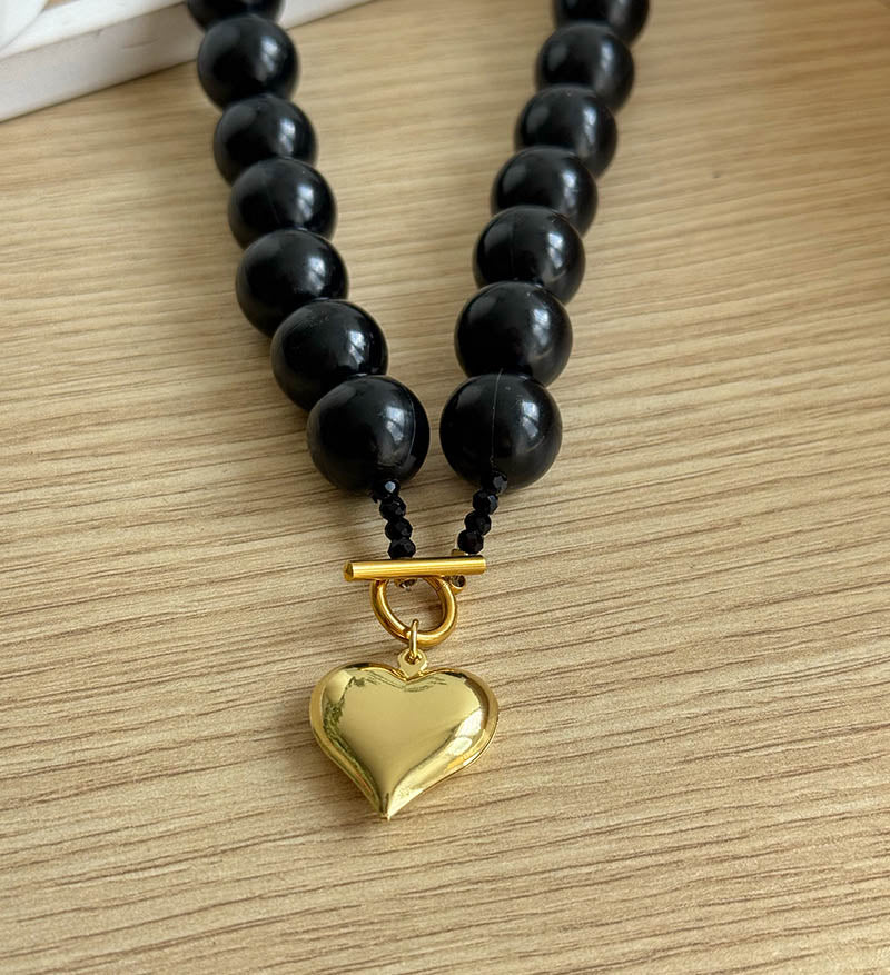 Collar negro con corazon dorado