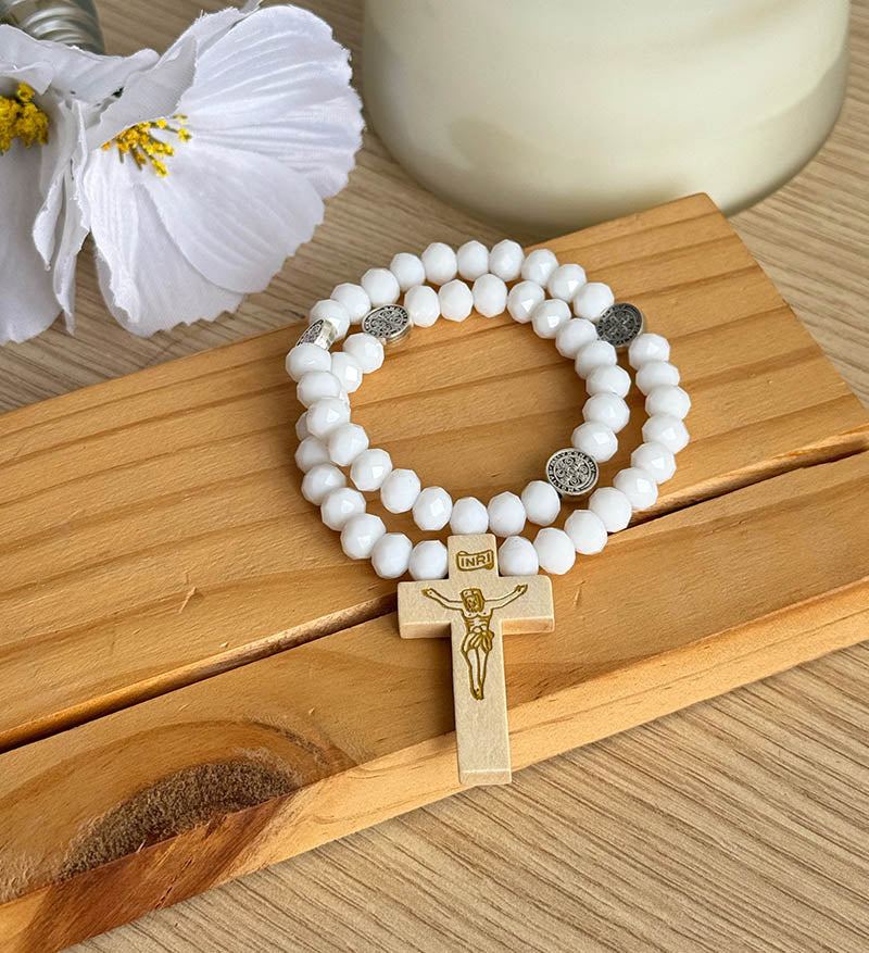 Pulsera rosario blanco de mano