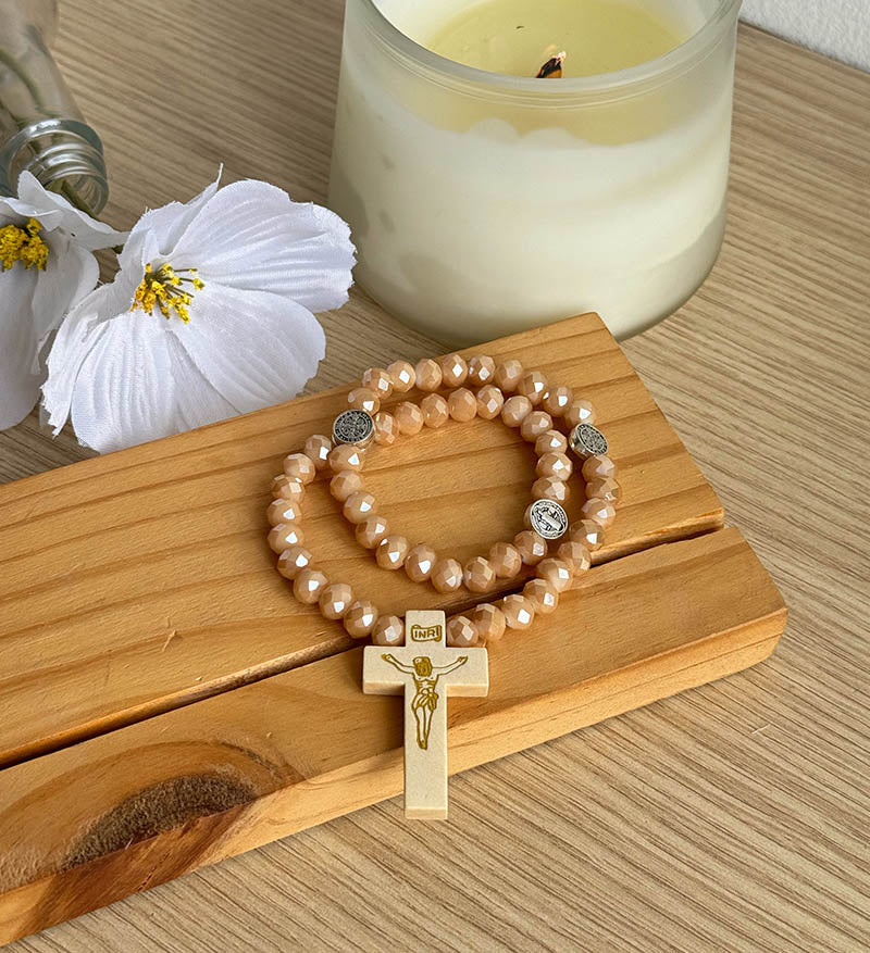 Pulsera rosario beige de mano