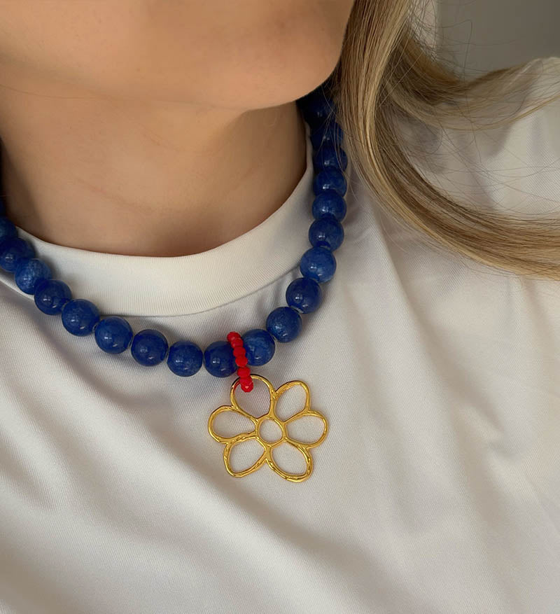 Maxi collar azul rey con flor dorada