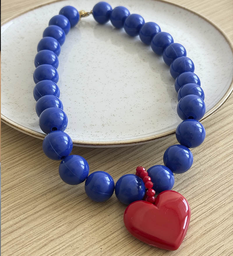 Collar maxi azul rey corazón rojo