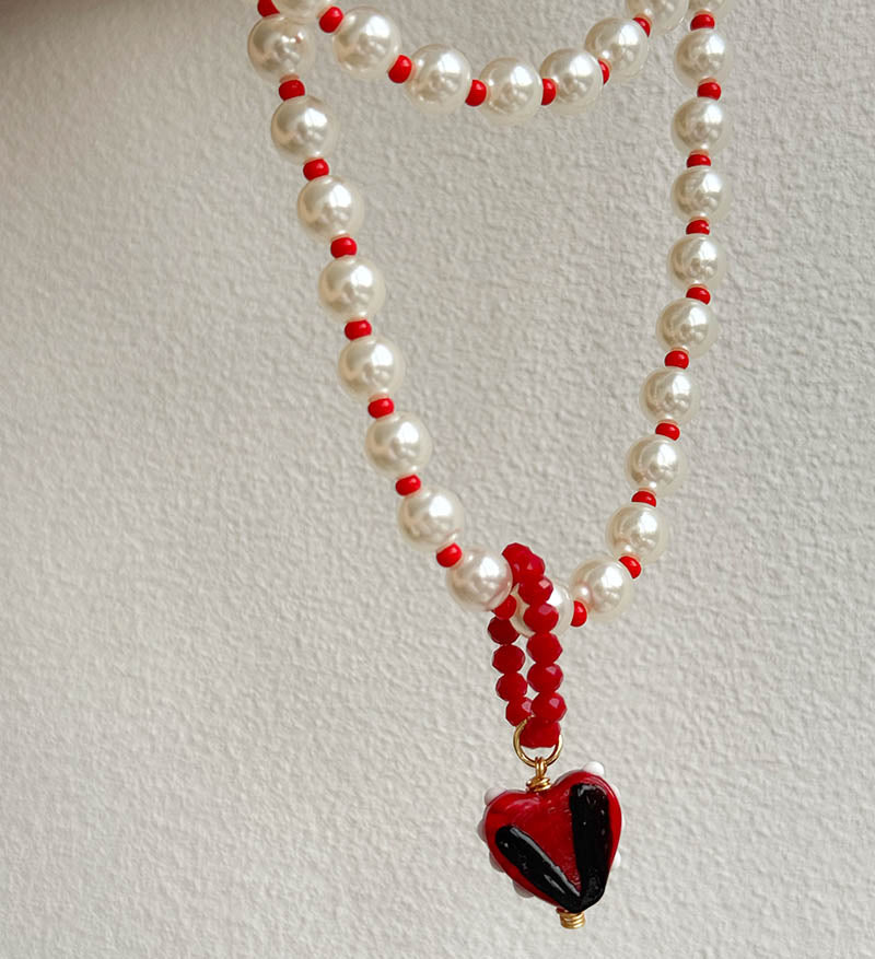 Collar funcional perlas corazón rojo