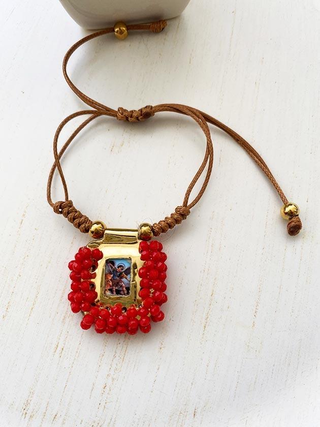 Pulsera de un escapulario rojo