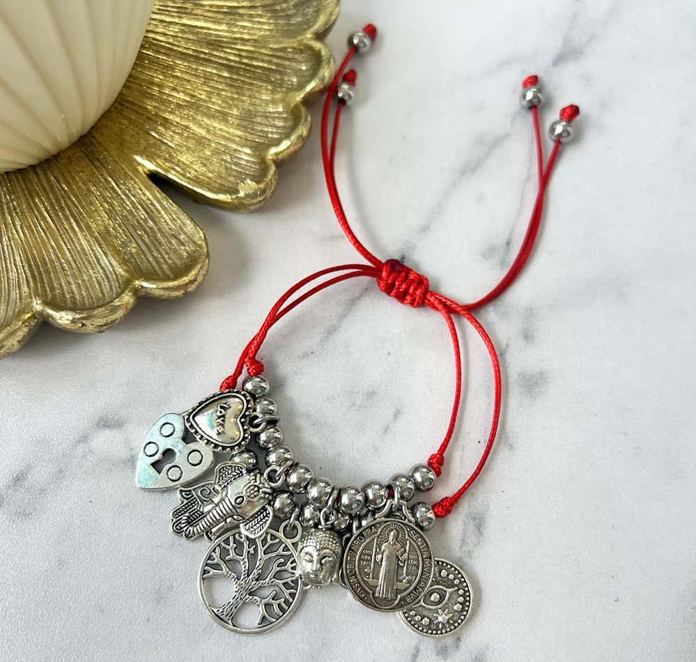 Pulsera doble roja con dijes plateados