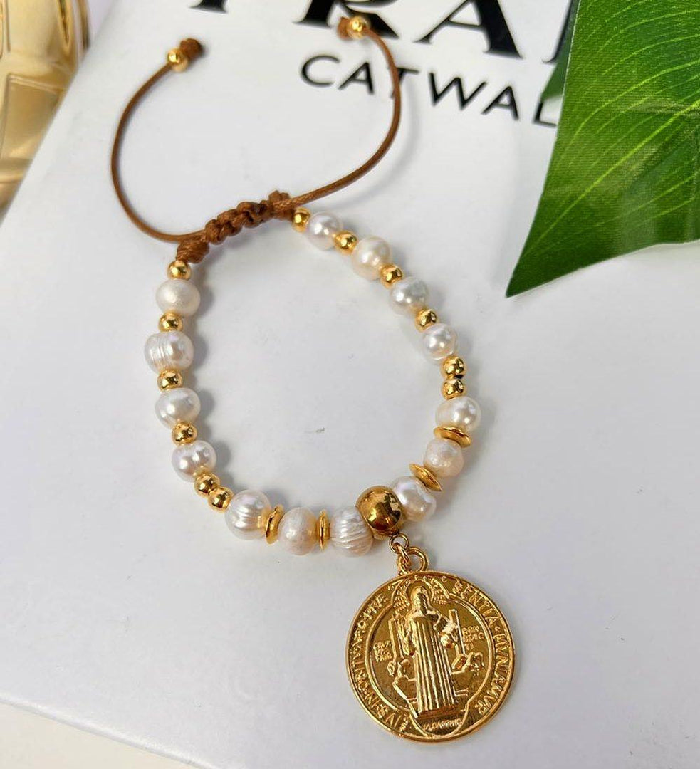 Pulsera de perlas con medalla de San Benito