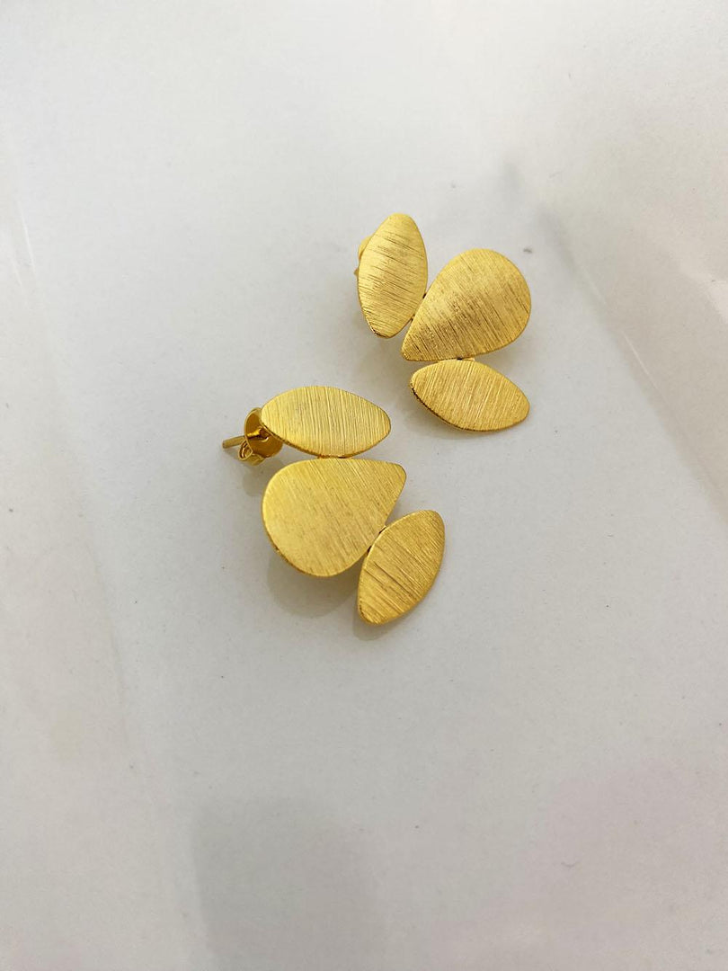 Aretes 3 hojas con baño en oro