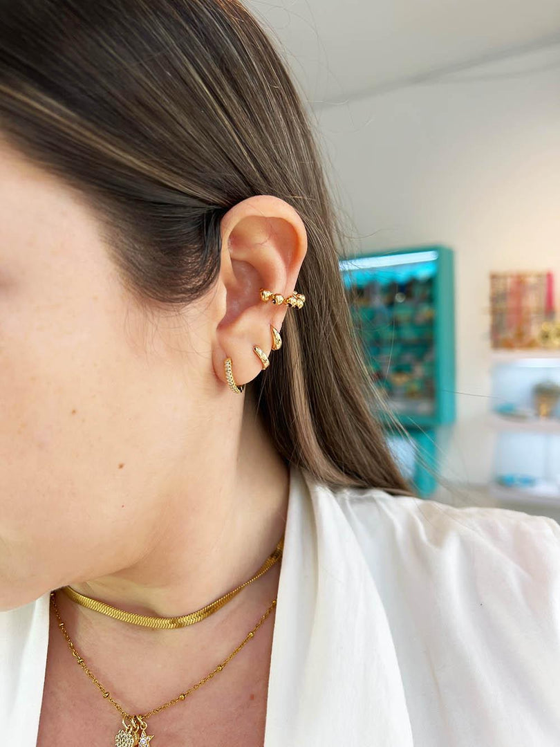 Earcuff en balines con baño en oro