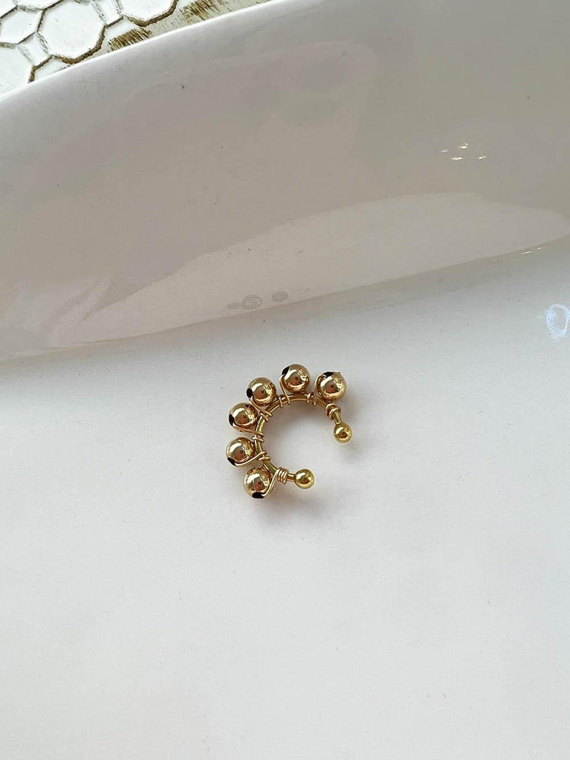 Earcuff en balines con baño en oro