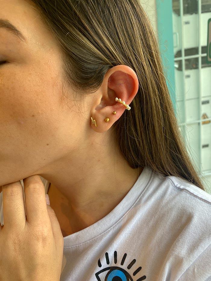 Earcuff ajustable entorchado con perlas