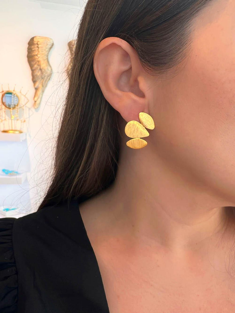 Aretes 3 hojas con baño en oro