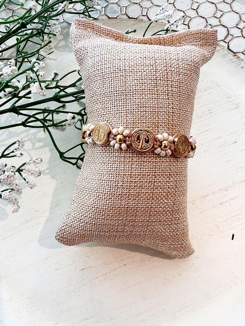 Pulsera con flores y medallas de San Benito