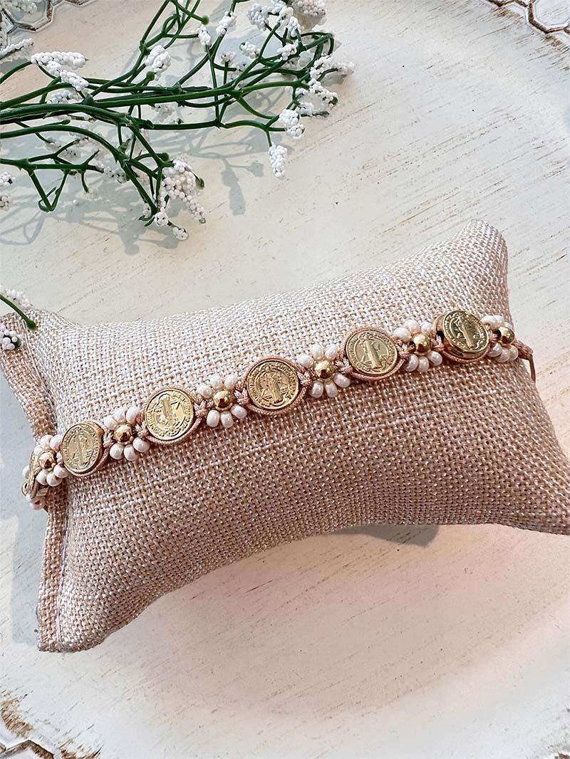 Pulsera con flores y medallas de San Benito