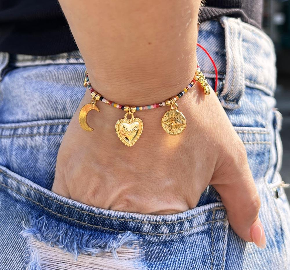 Pulsera en miyuki mix con dijes dorados