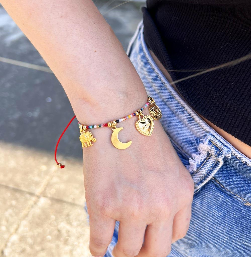 Pulsera en miyuki mix con dijes dorados