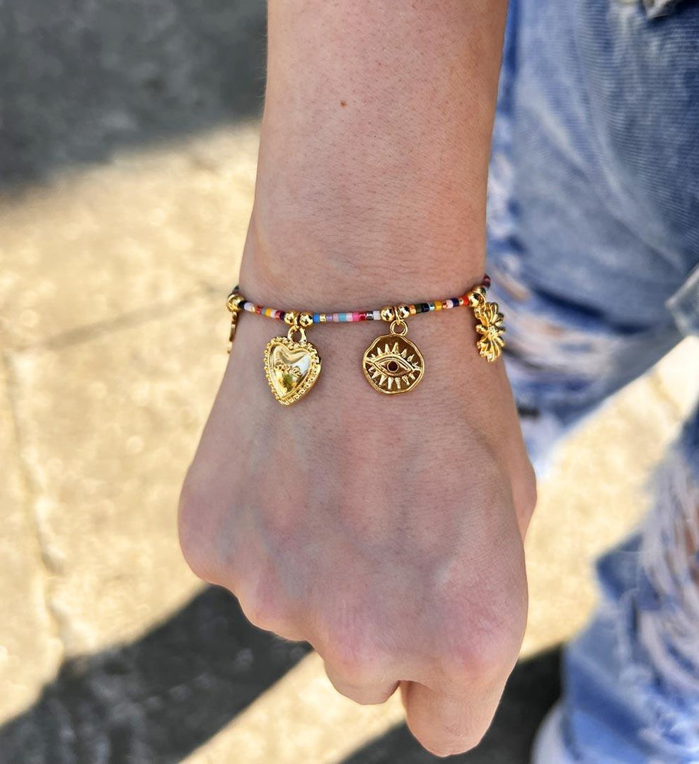 Pulsera en miyuki mix con dijes dorados