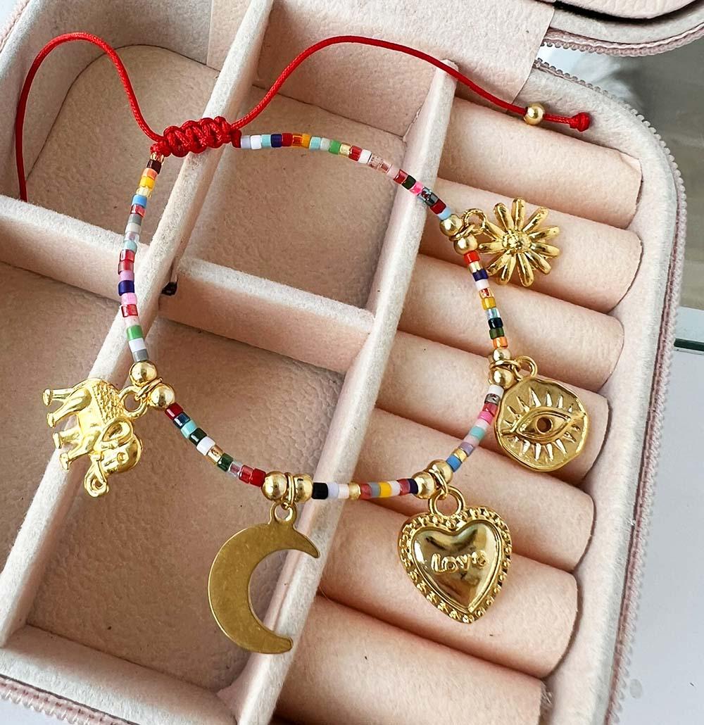 Pulsera en miyuki mix con dijes dorados