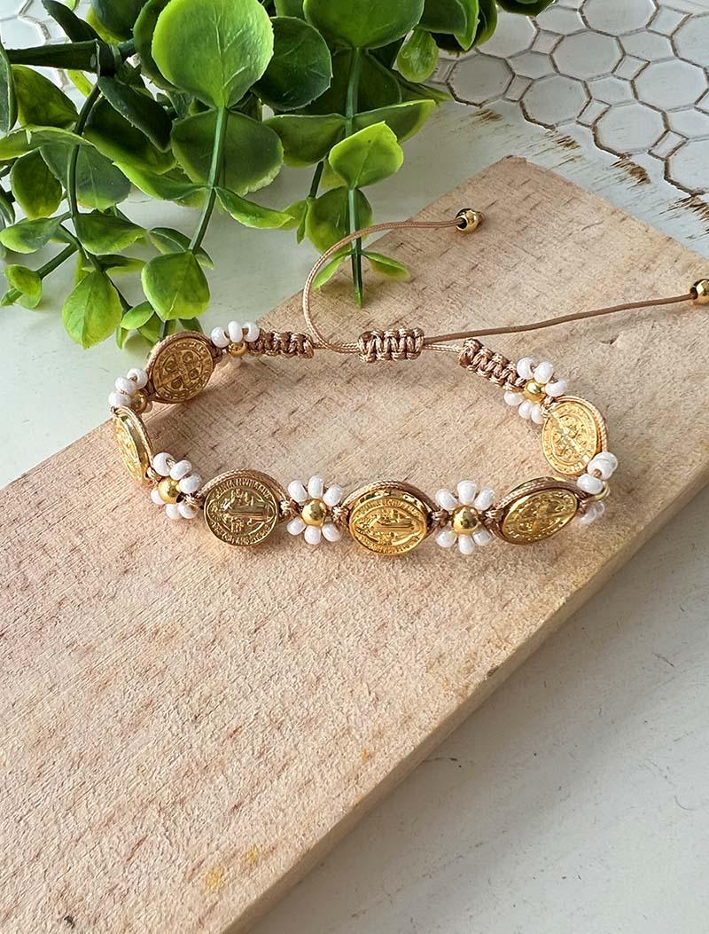 Pulsera con flores y medallas de San Benito