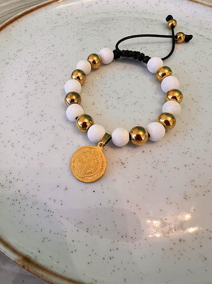 Pulsera en neopreno blanco con medalla de San Benito