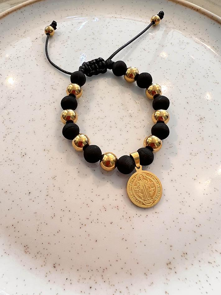 Pulsera en neopreno negro con medalla de San Benito