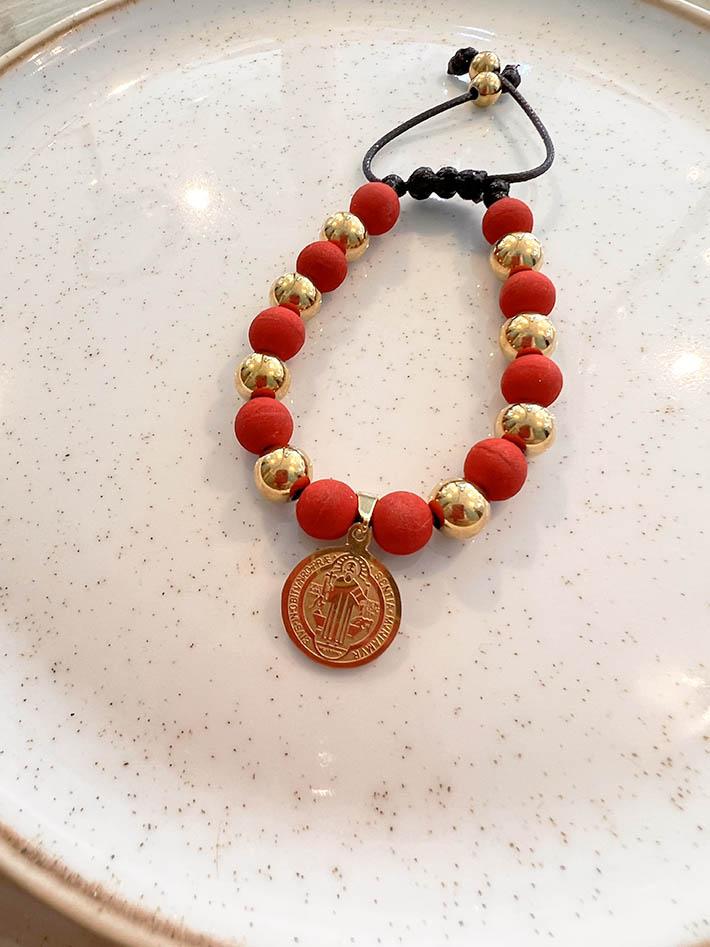 Pulsera en neopreno roja con medalla de San Benito