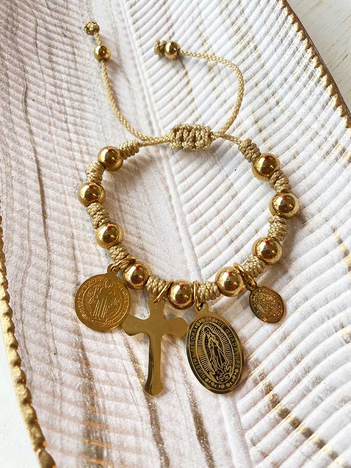 Pulsera denario tejida beige con dijes en acero