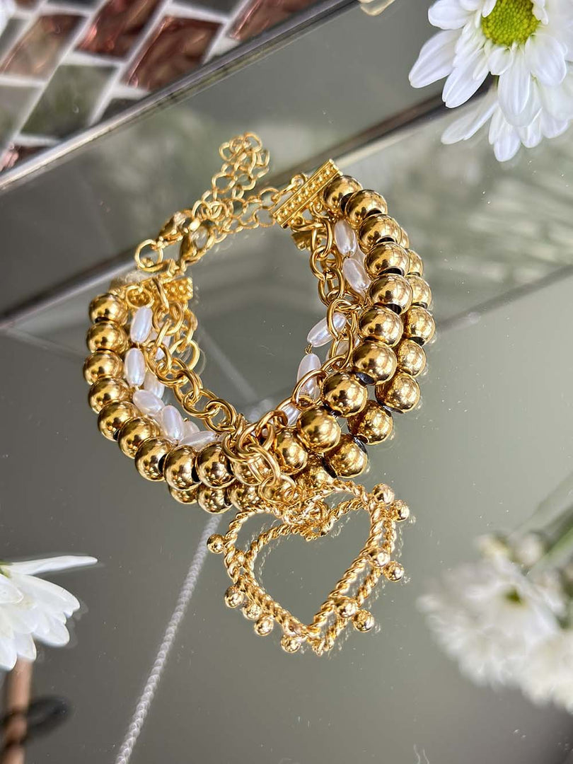 Pulsera dorada con perlas y corazón