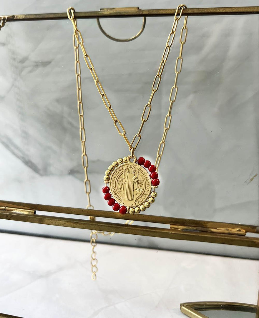 Cadena con medalla de San Benito roja