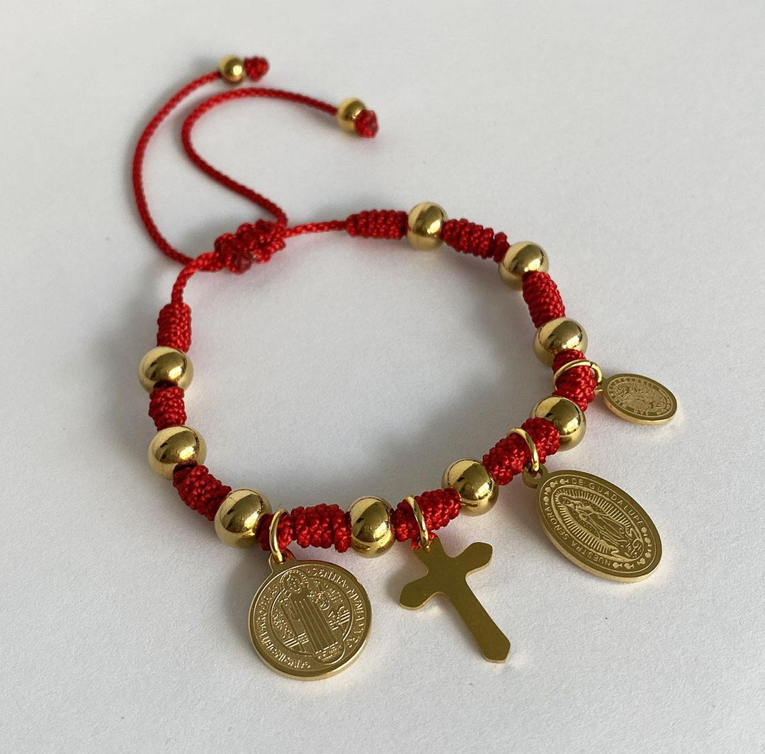 Pulsera denario tejida roja con dijes en acero dorado