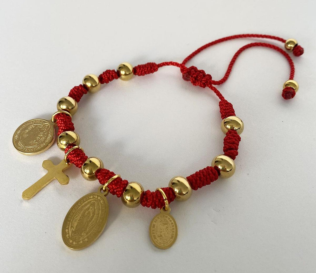 Pulsera denario tejida roja con dijes en acero dorado