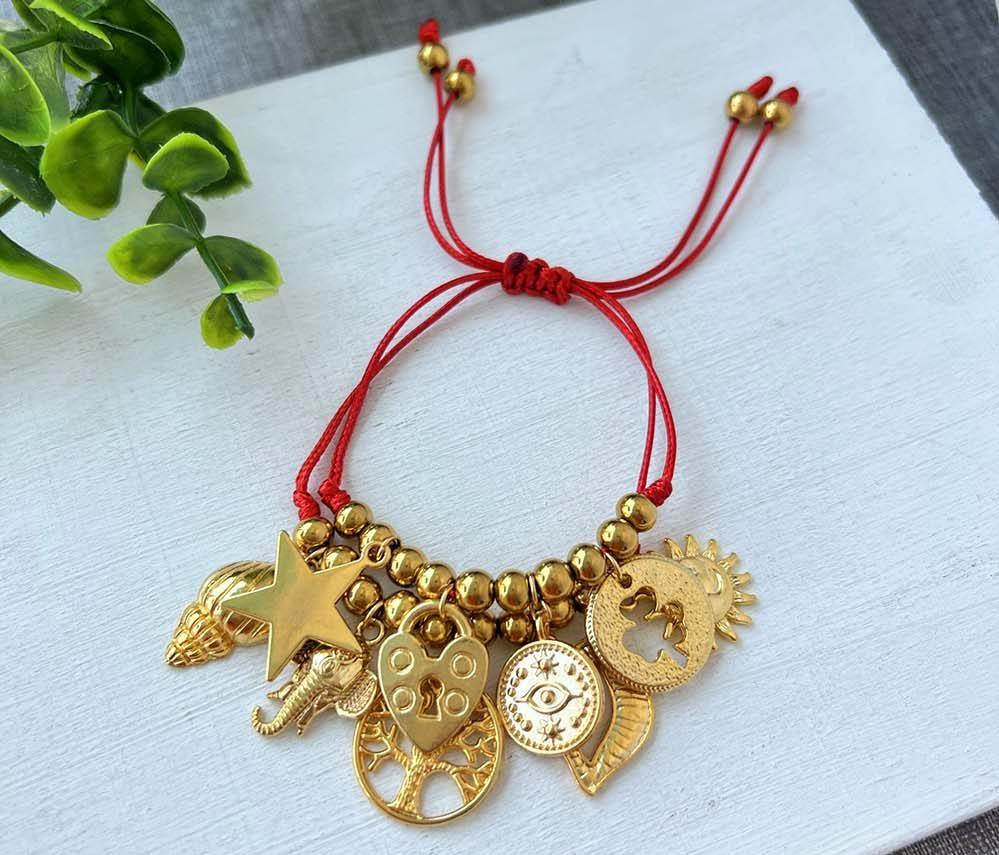 Pulsera doble roja con dijes dorados