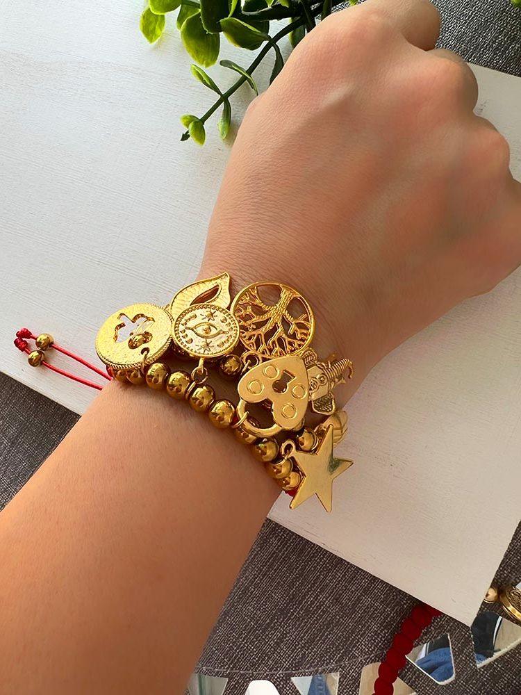 Pulsera doble roja con dijes dorados