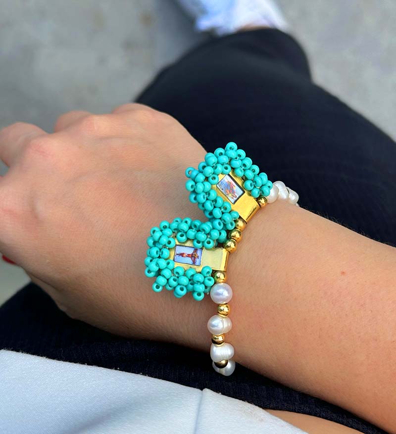 Pulsera de perlas con escapularios aguamarina