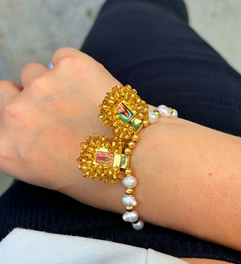 Pulsera de perlas con escapularios dorados