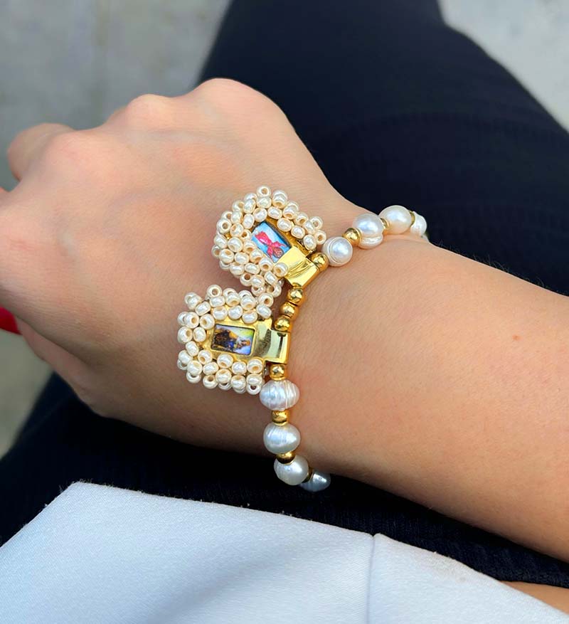 Pulsera de perlas con escapularios beige