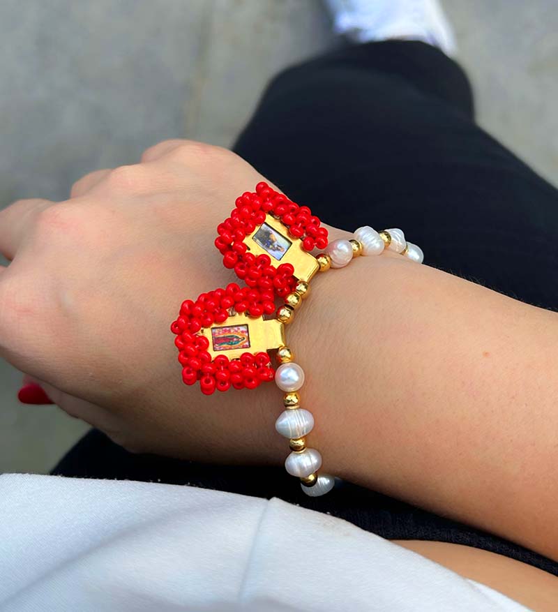 Pulsera de perlas con escapularios rojos