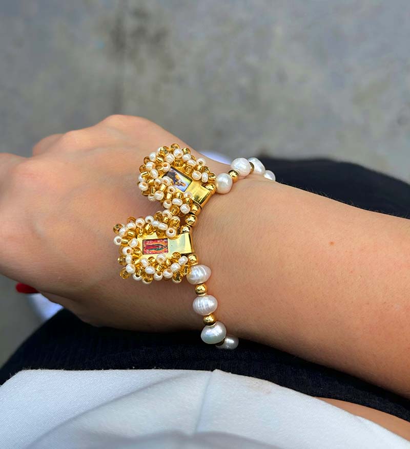 Pulsera de perlas con escapularios beige con dorado