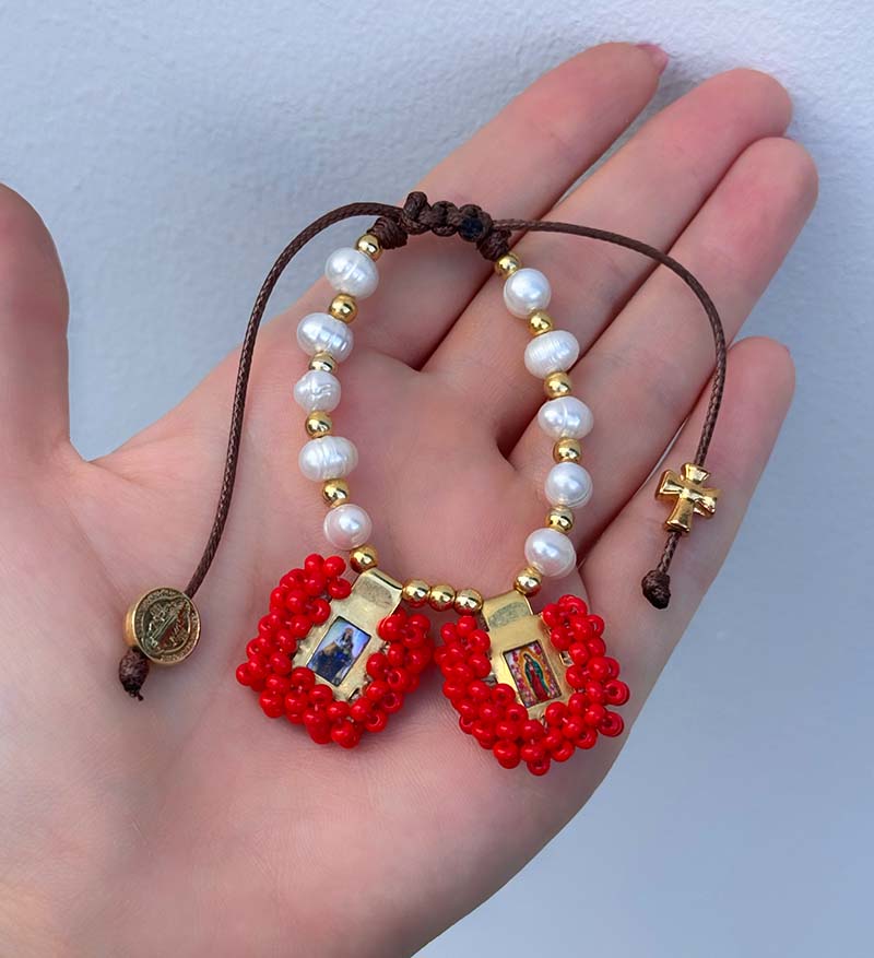 Pulsera de perlas con escapularios rojos