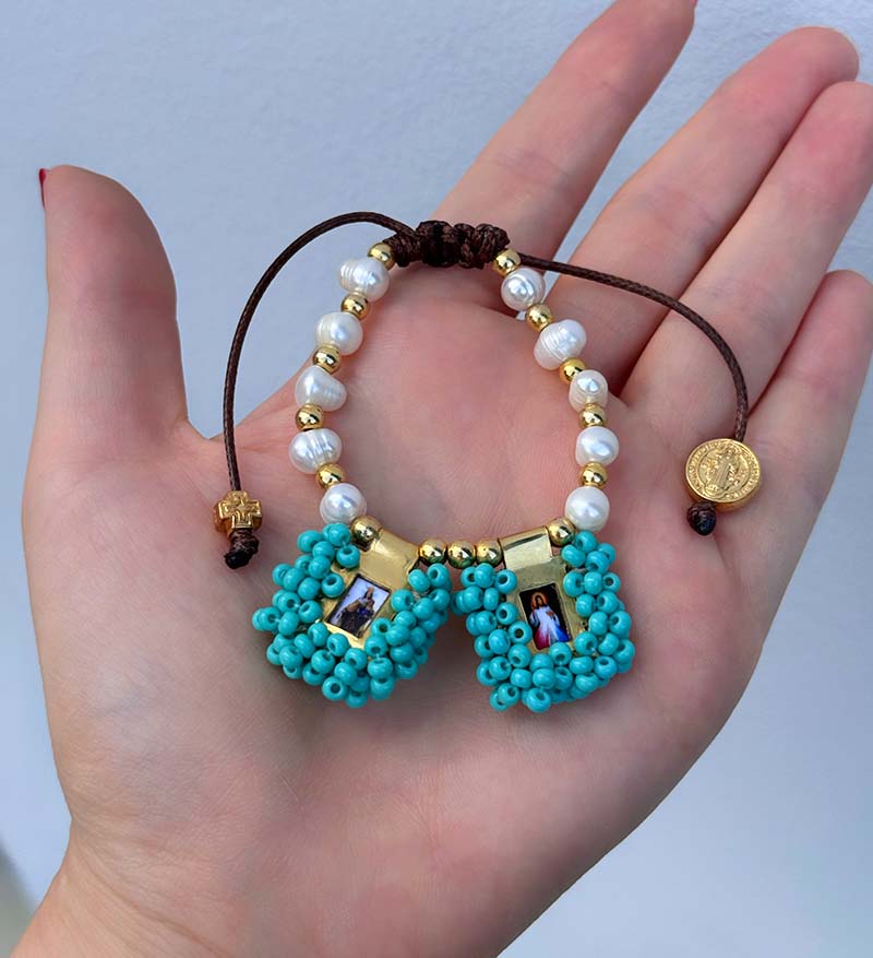 Pulsera de perlas con escapularios aguamarina