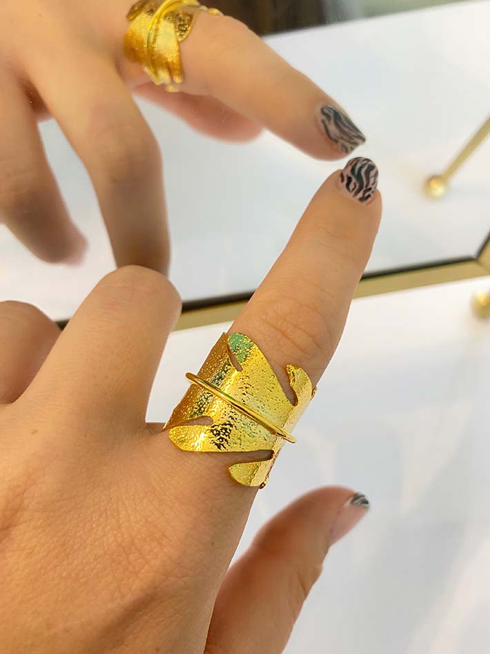 Anillo hoja con baño en oro